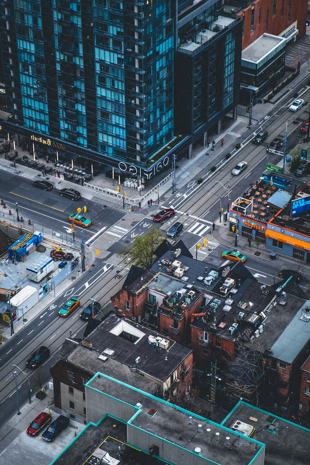 Luftaufnahmen von Gebäuden und Fahrzeugen