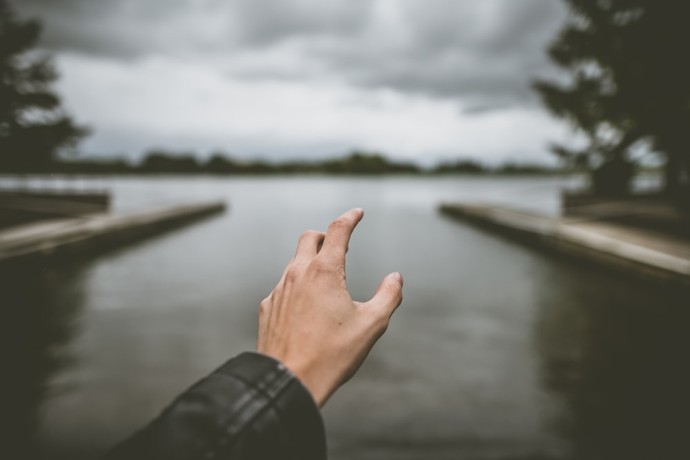 Flachfokusfotografie von Personen, die ihre Hand ausstrecken