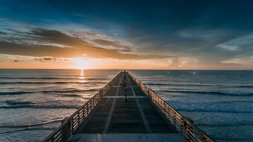 Leeres Dock am Strand während der goldenen Stunde