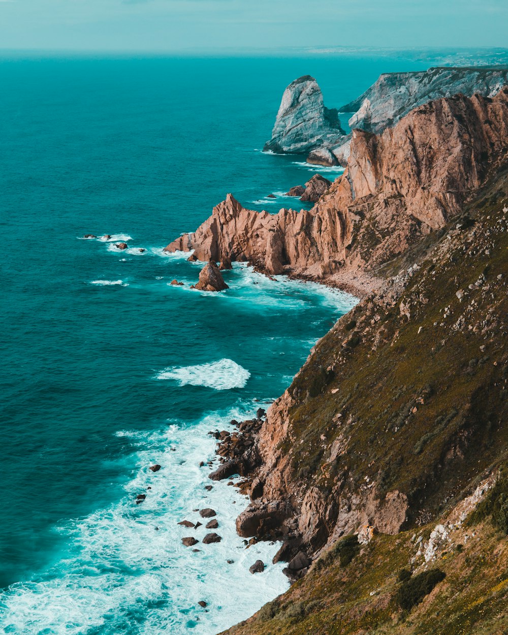 Specchio d'acqua attraverso la montagna