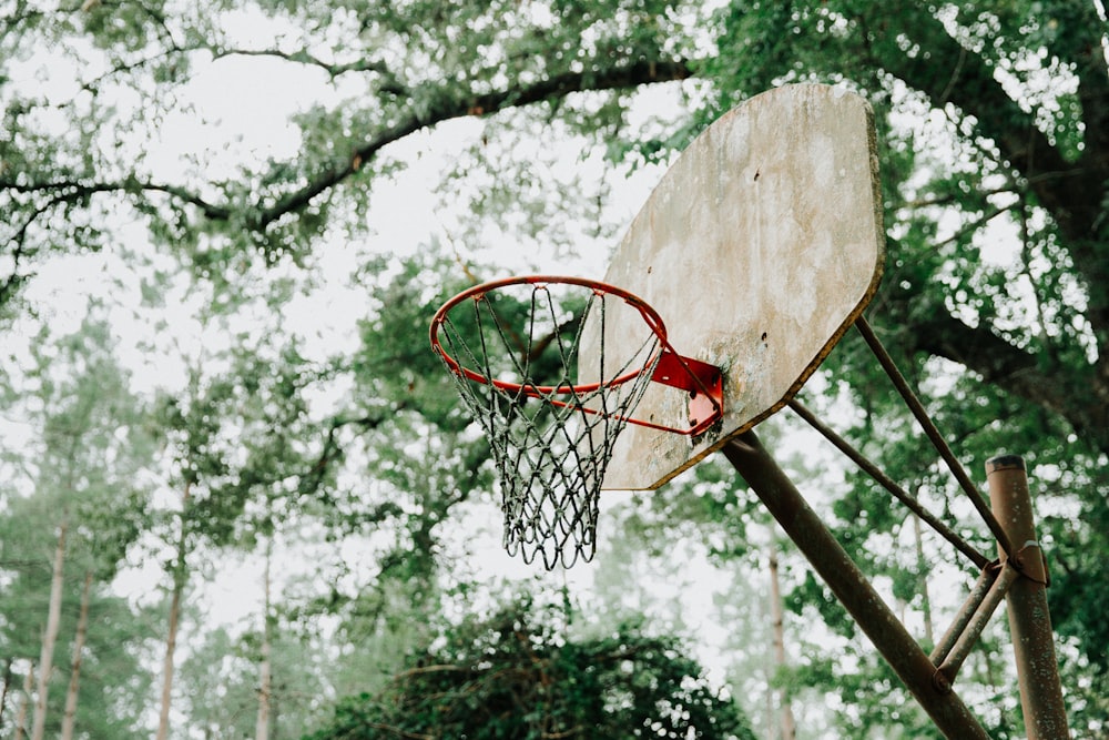 Low-Angle-Fotografie des braunen Basketballkorbs
