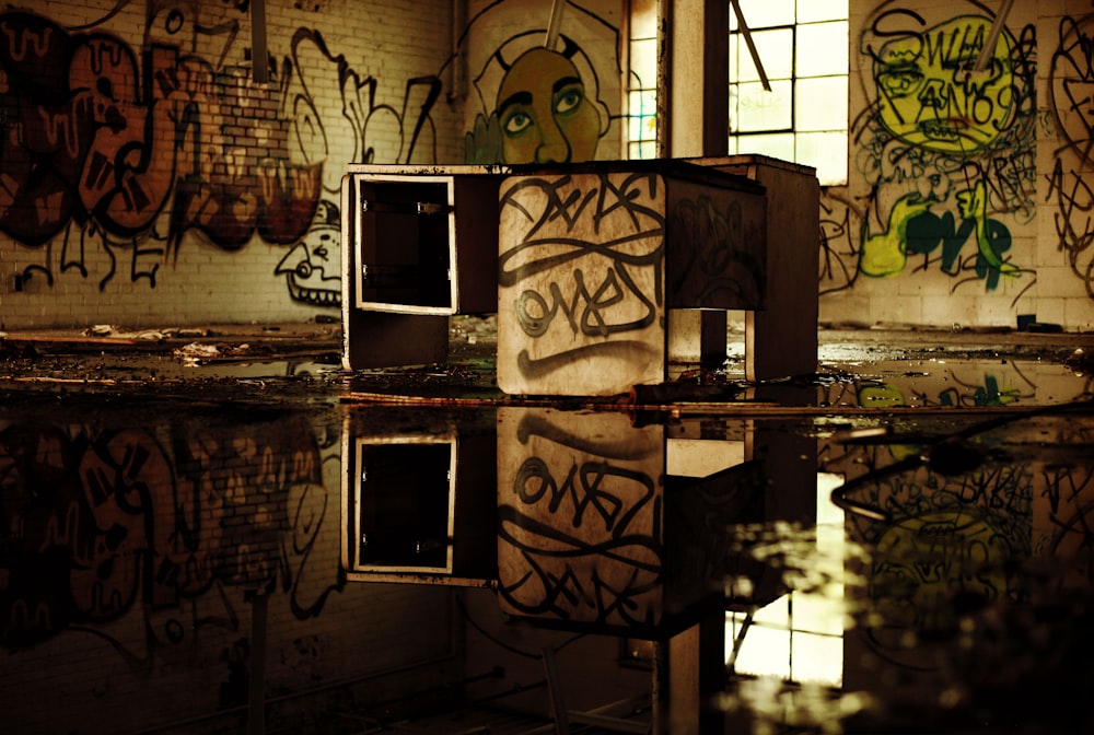 Bureau en bois marron et gris à l’intérieur d’une pièce vide avec un motif de graffiti assorti