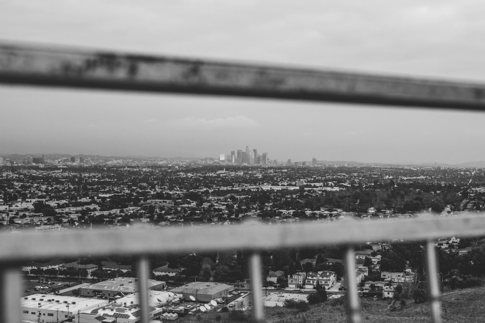 Fotografía en escala de grises de un edificio