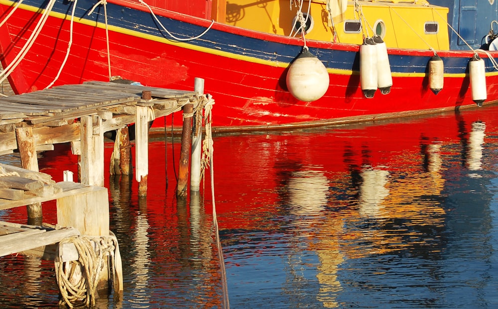 Barco rojo y blanco en el agua