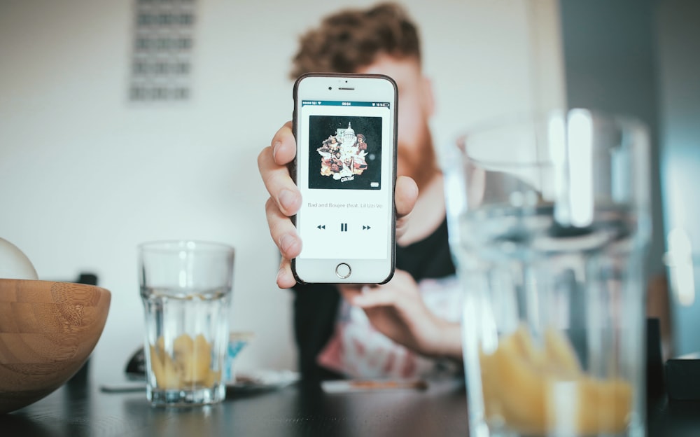 personne tenant un iPhone 6 argenté