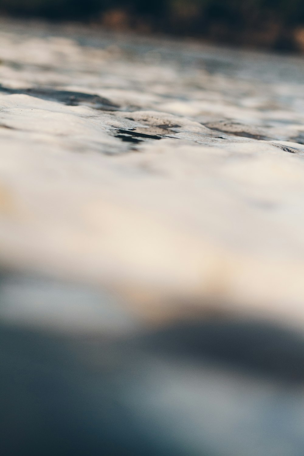 Ein verschwommenes Foto eines Surfbretts im Wasser