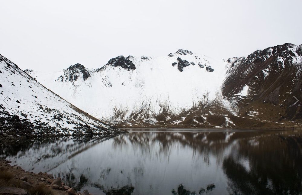 Lago da montanha gelada