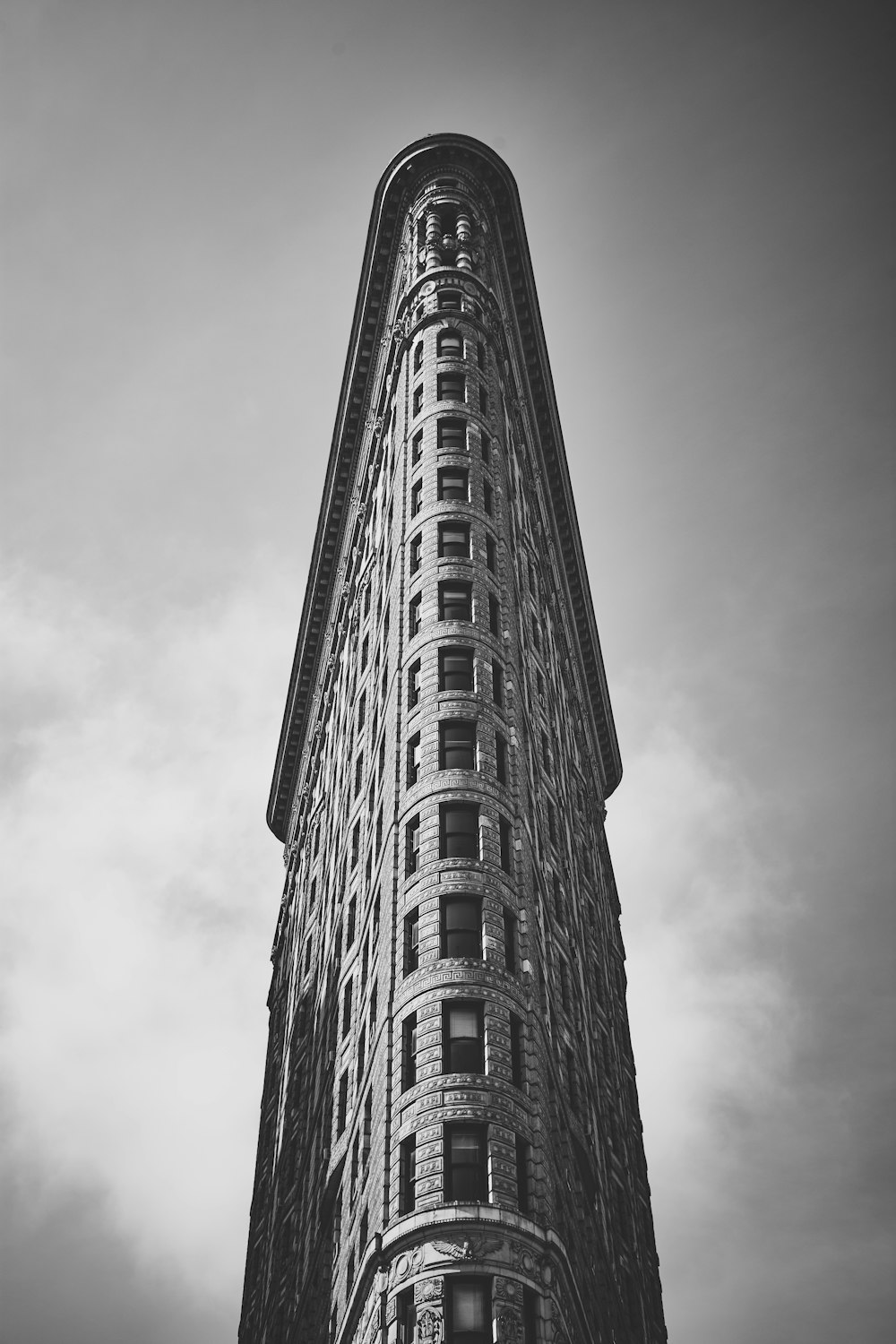 昼間の灰色の高層ビル