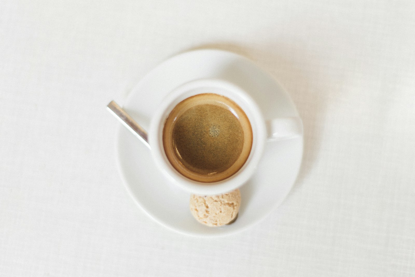 Une tasse de café noir sur la table