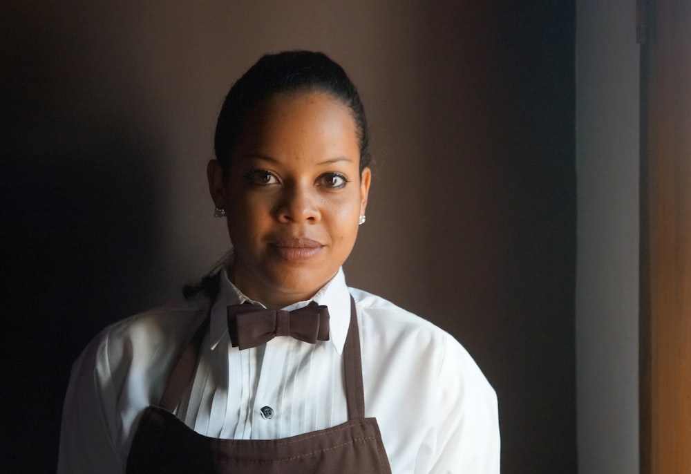 woman wearing brown apron