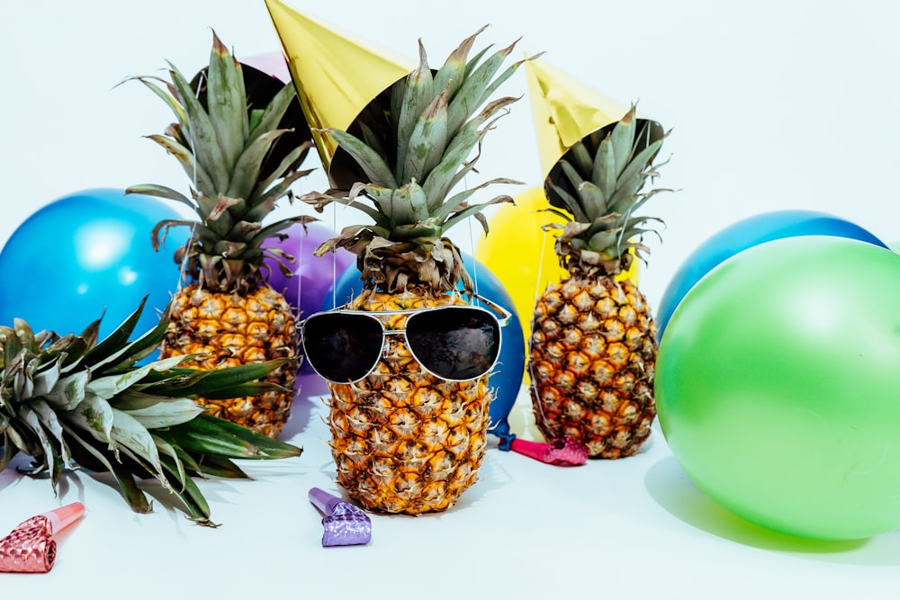 diversi ananas a una festa