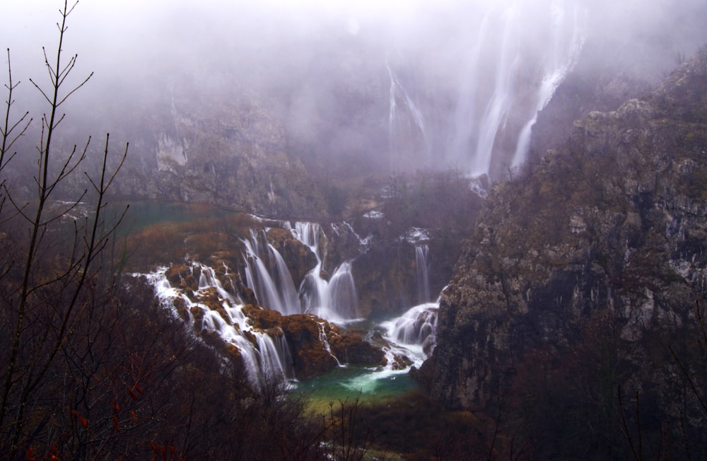 Fotografia a volo d'uccello delle cascate