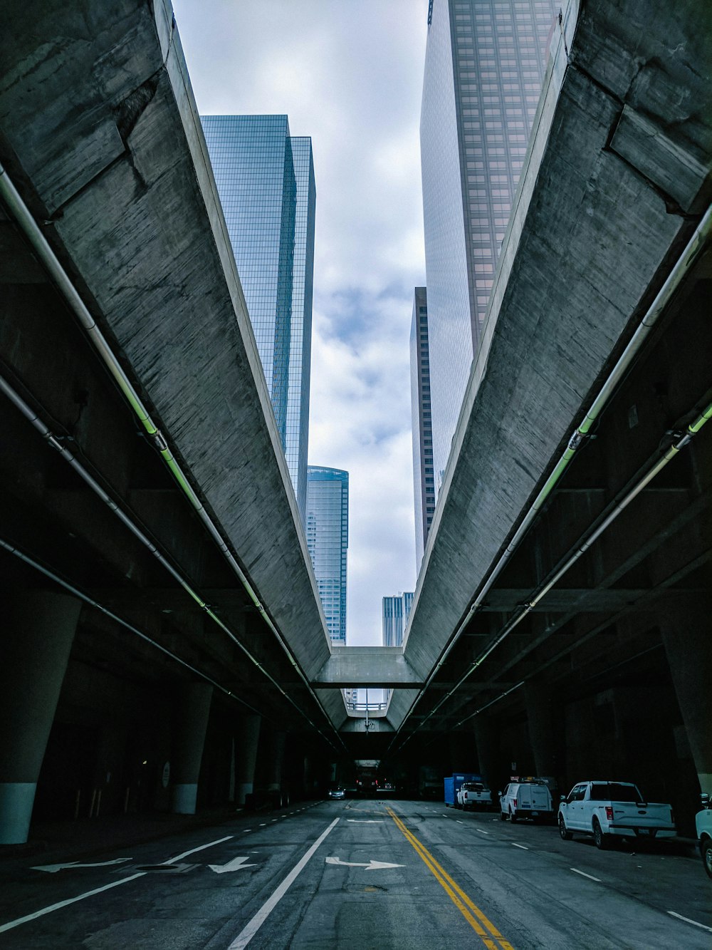 Unterirdische Autobahn in der Stadt tagsüber