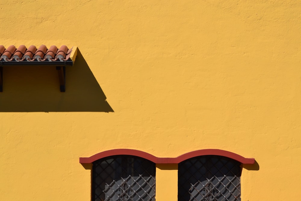 Mur peint en jaune et rouge