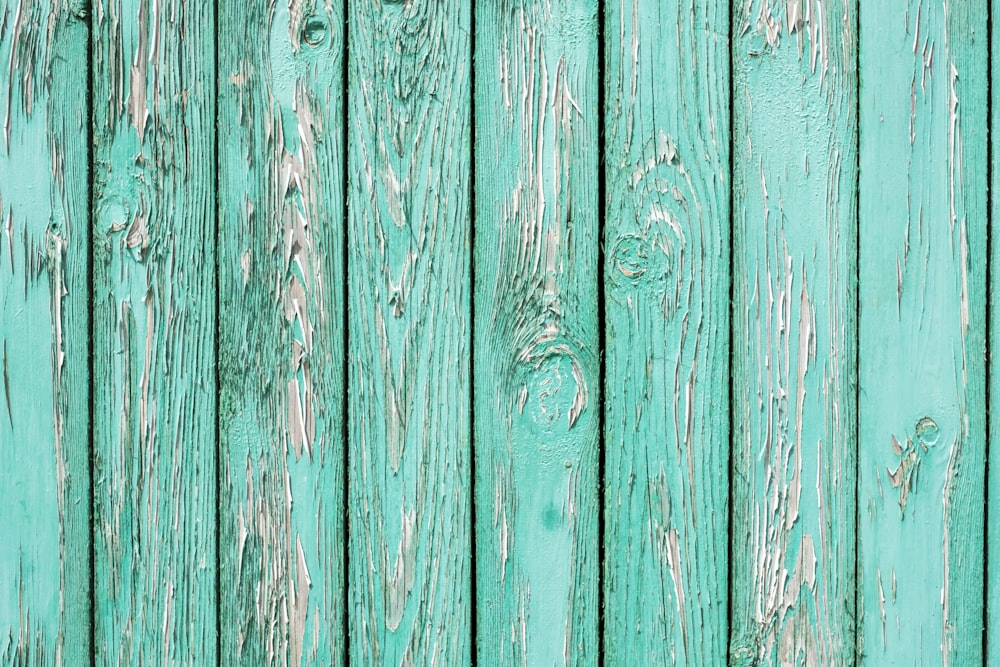 blaugrüne Holzpaletten