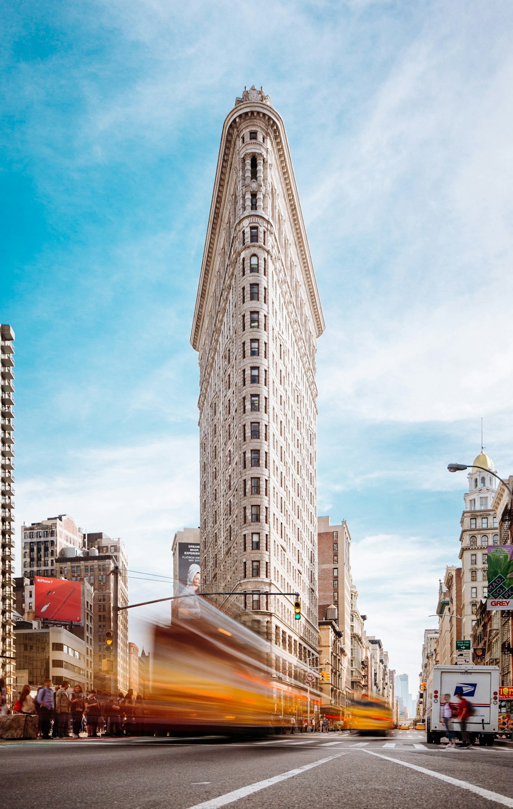 Edificio de hormigón beige cerca de los coches