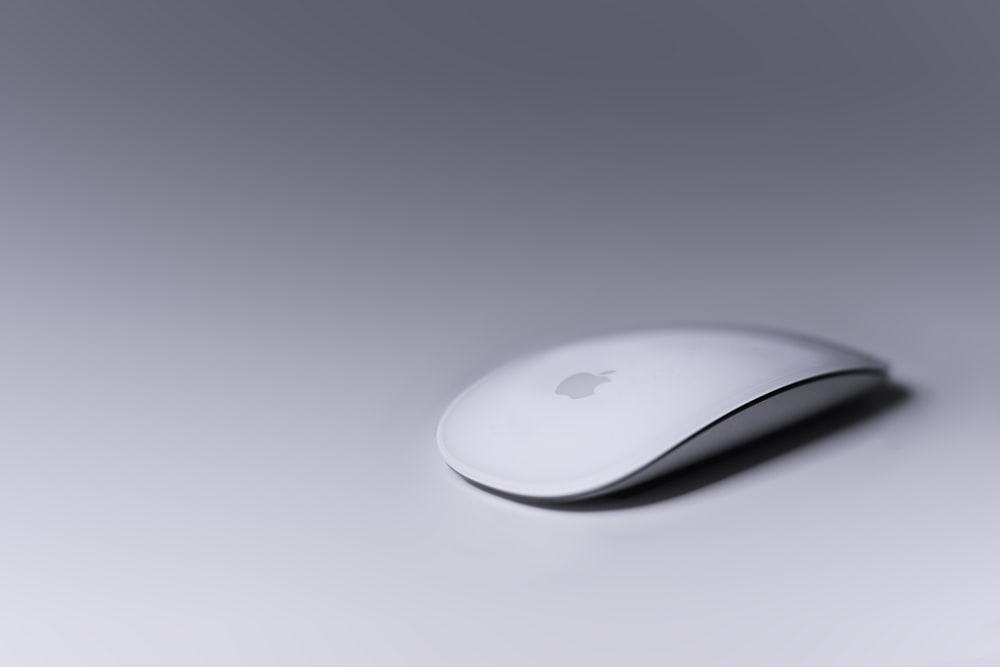 Magic Mouse su superficie bianca