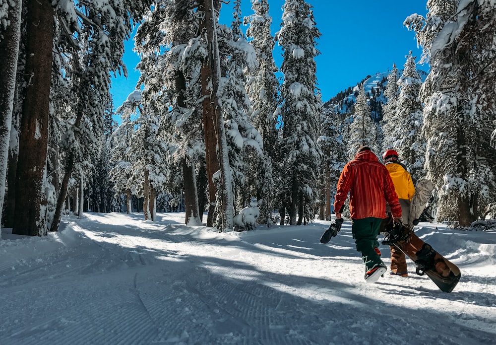 dois homens caminhando na neve