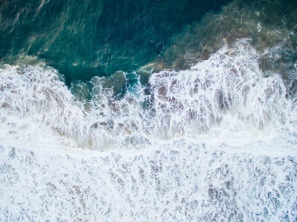Fotografia aerea delle onde d'acqua