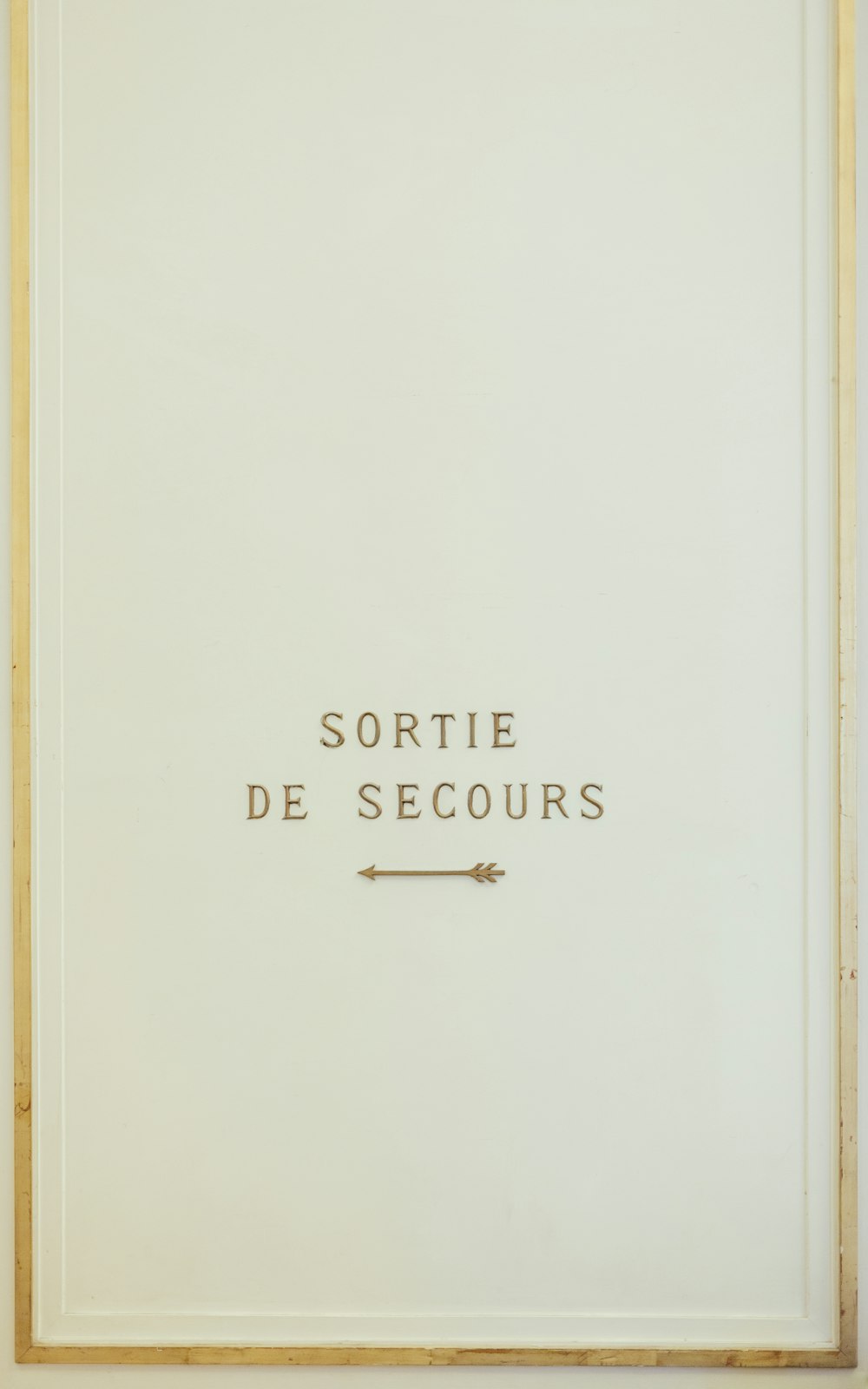 SORTIE DE SECOURS BOOK