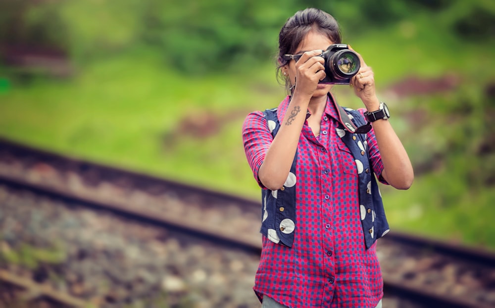 mulher tirando foto na fotografia de foco seletivo