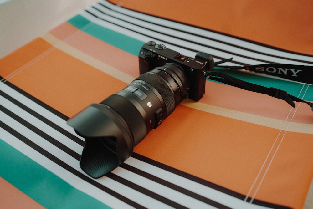 schwarze Sony Point-and-Shoot-Kamera mit schwarzem Zoomobjektiv