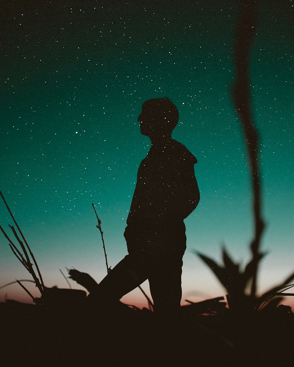 silhouette d’homme debout sous ciel bleu