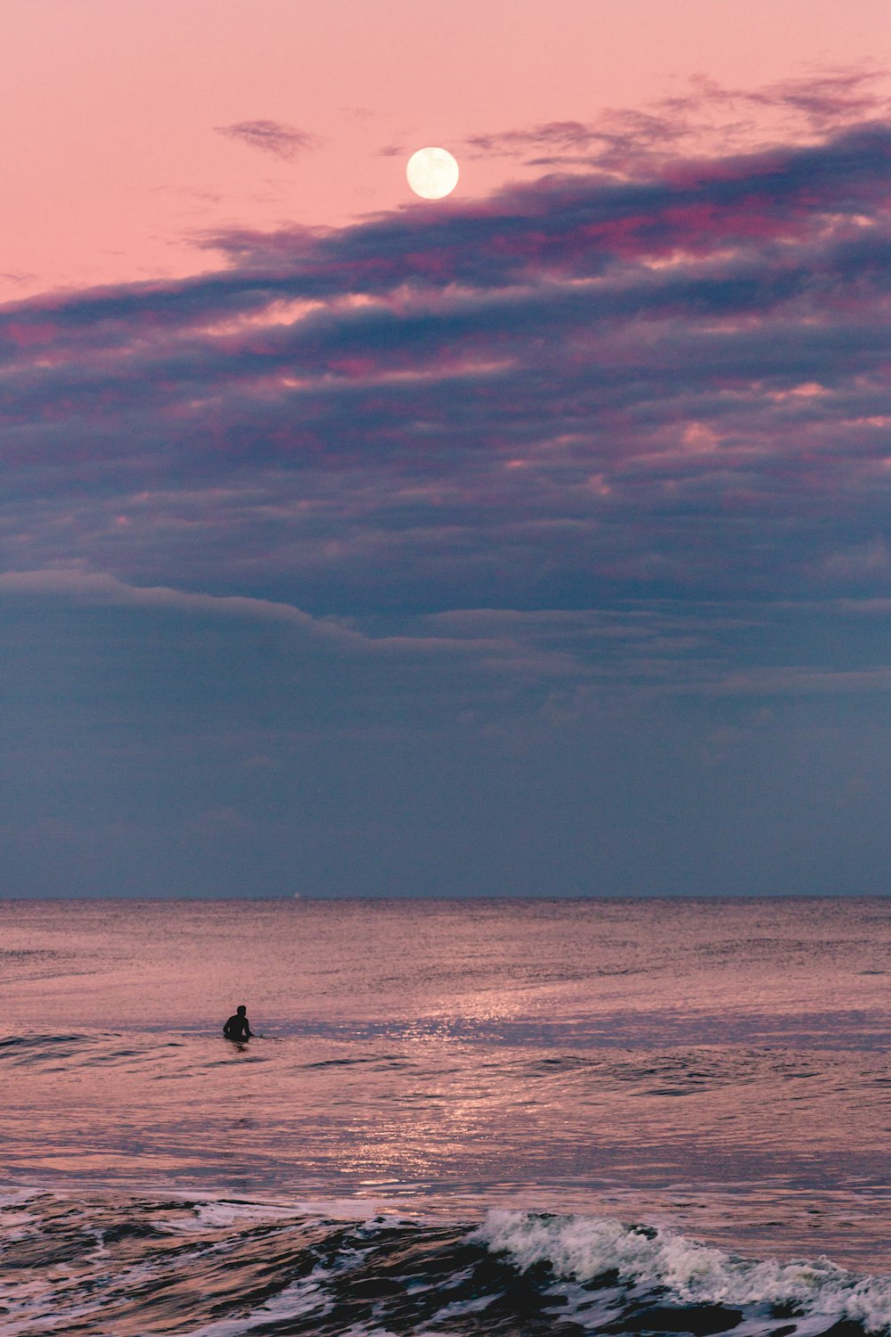 hombre jugando en el mar