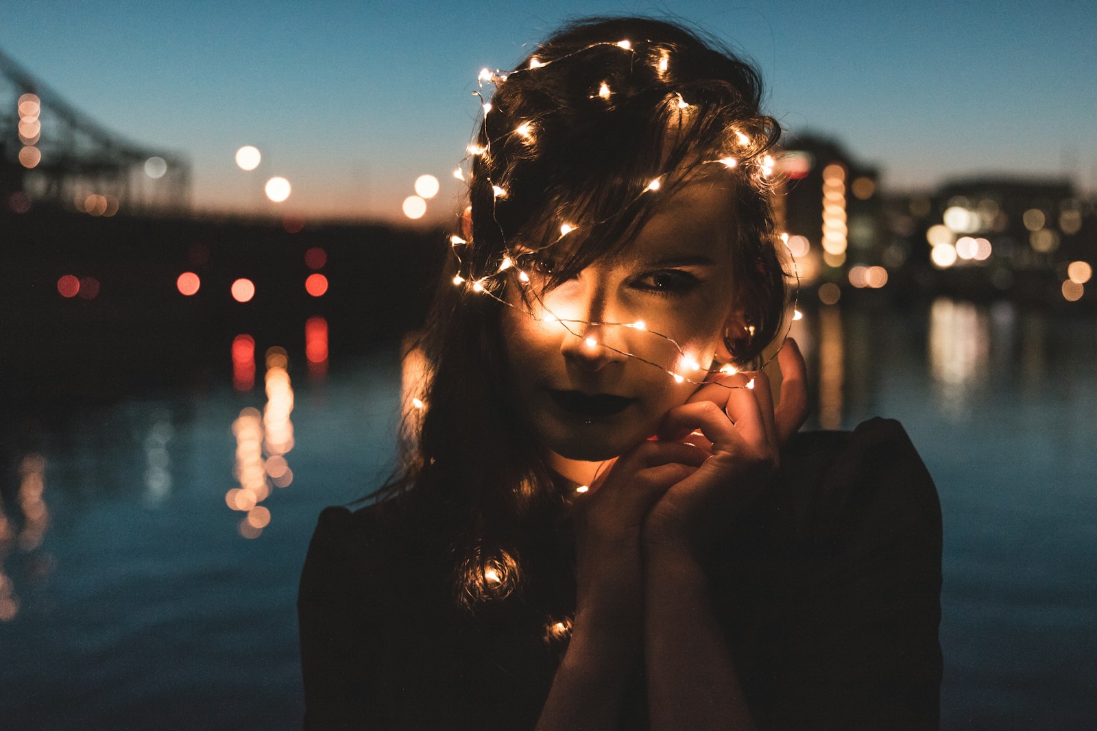 Canon EOS 750D (EOS Rebel T6i / EOS Kiss X8i) + Canon EF 24-70mm F2.8L II USM sample photo. Woman holding string lights photography