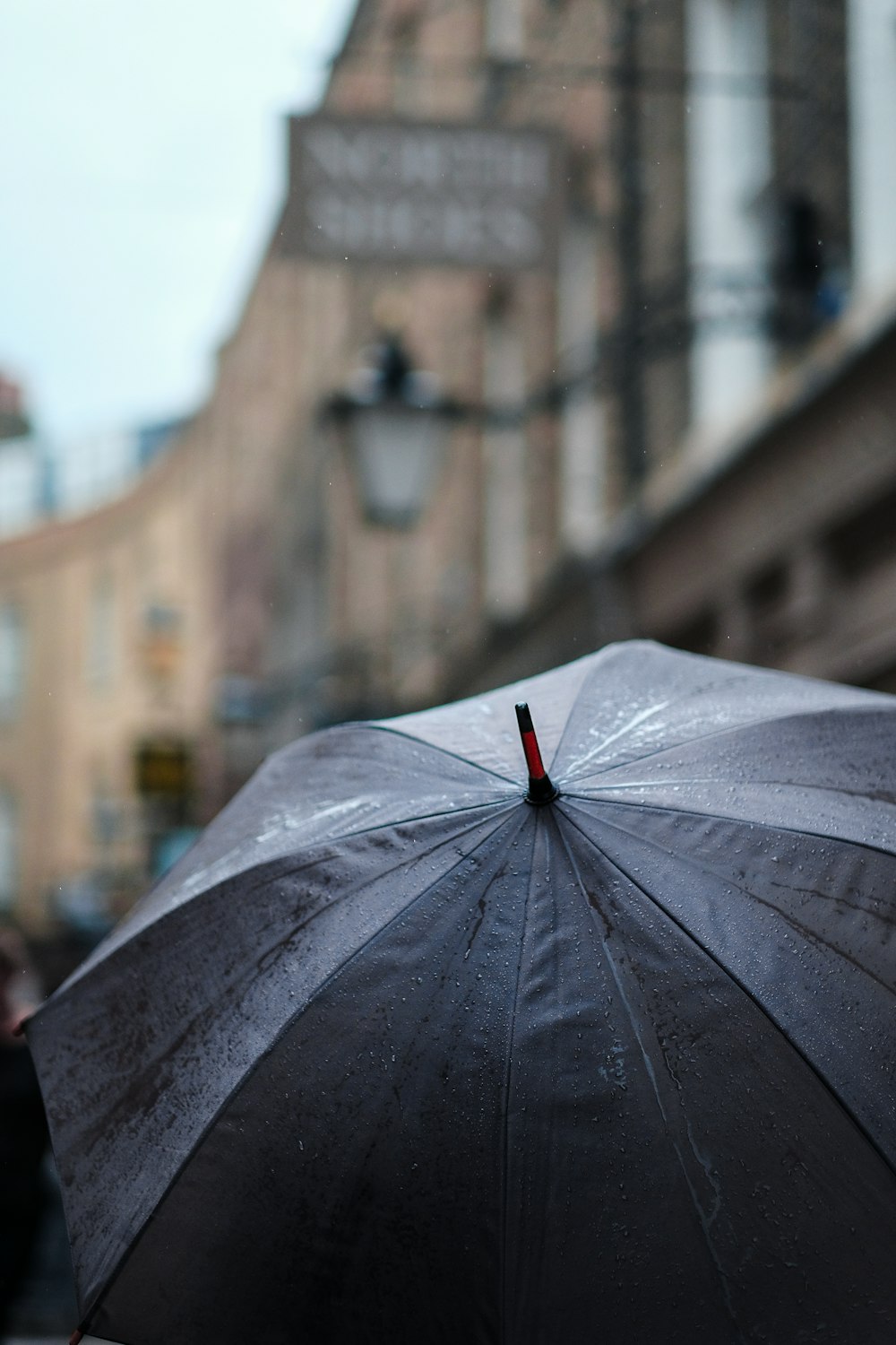 guarda-chuva cinza