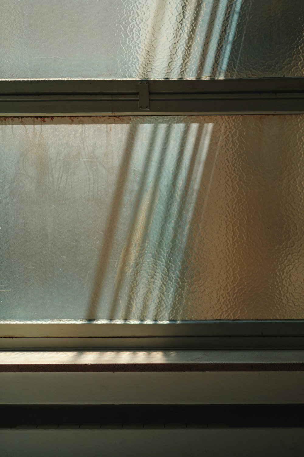 Sombras em uma sala causadas pela luz que passa através de uma janela.