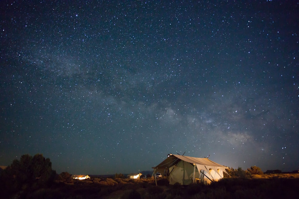 星降る夜の下の茶色のテント