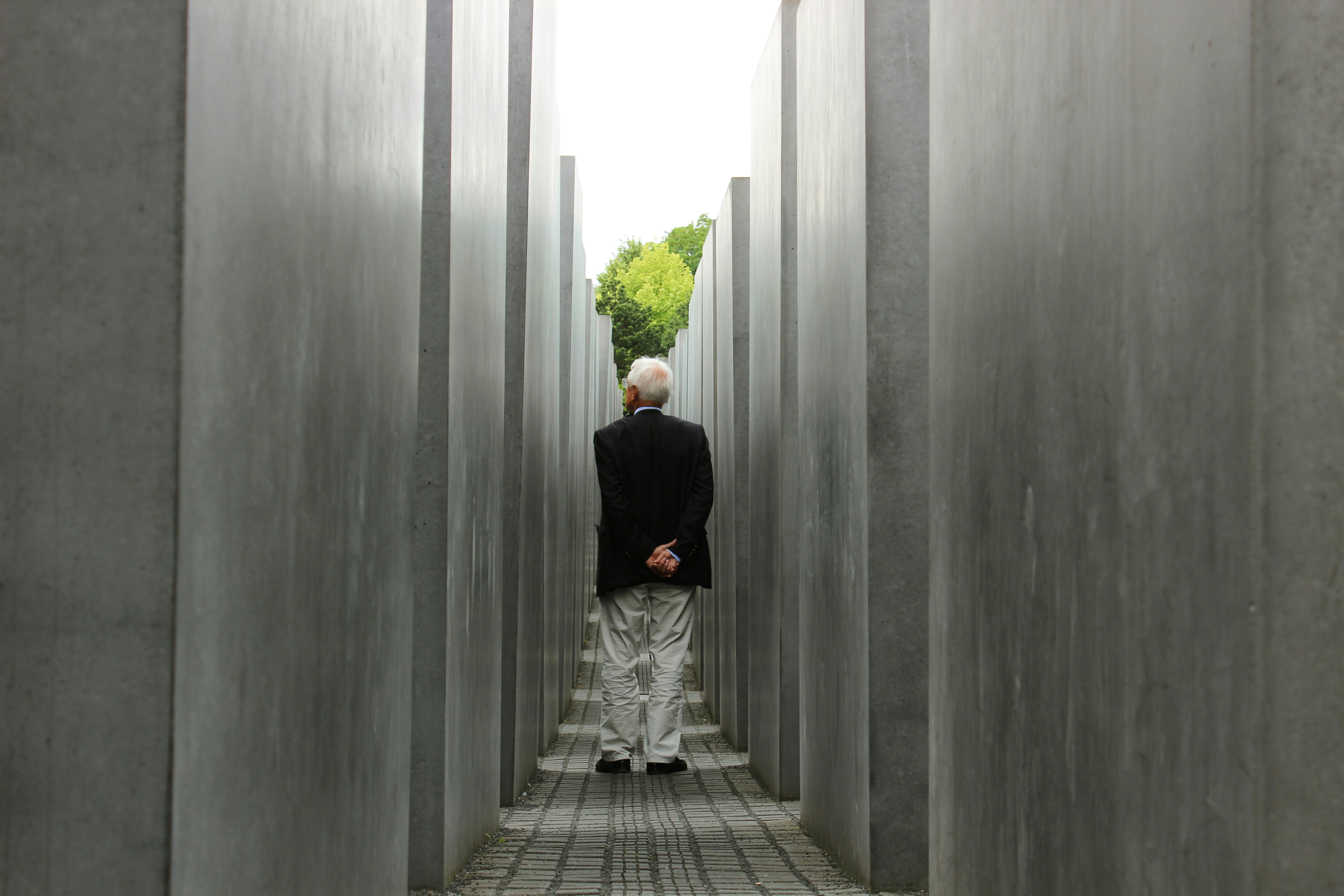 Дружная команда. Встреча коллег. Ответственность фото. Коллектив в офисе. Довольный клиент.