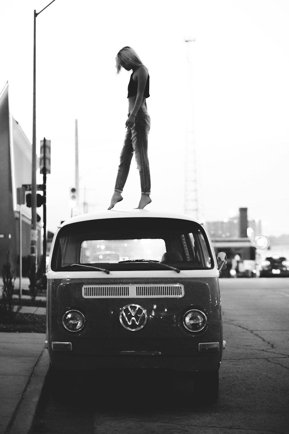 Une femme debout sur le capot d’une voiture