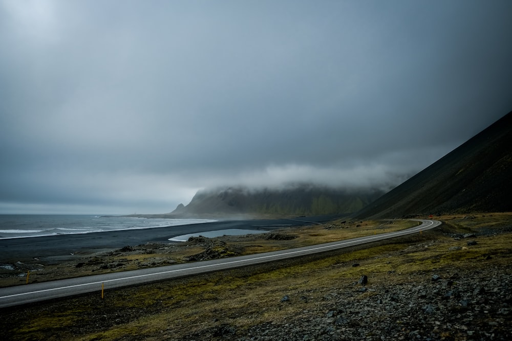 photographie de paysage de route asphaltée près des montagnes