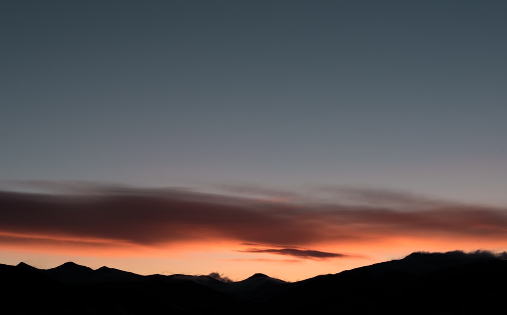 Fotografia dell'ora d'oro della silhouette della montagna