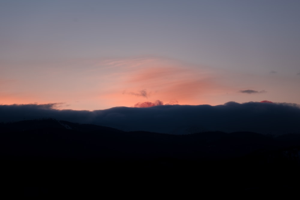 山と夕日