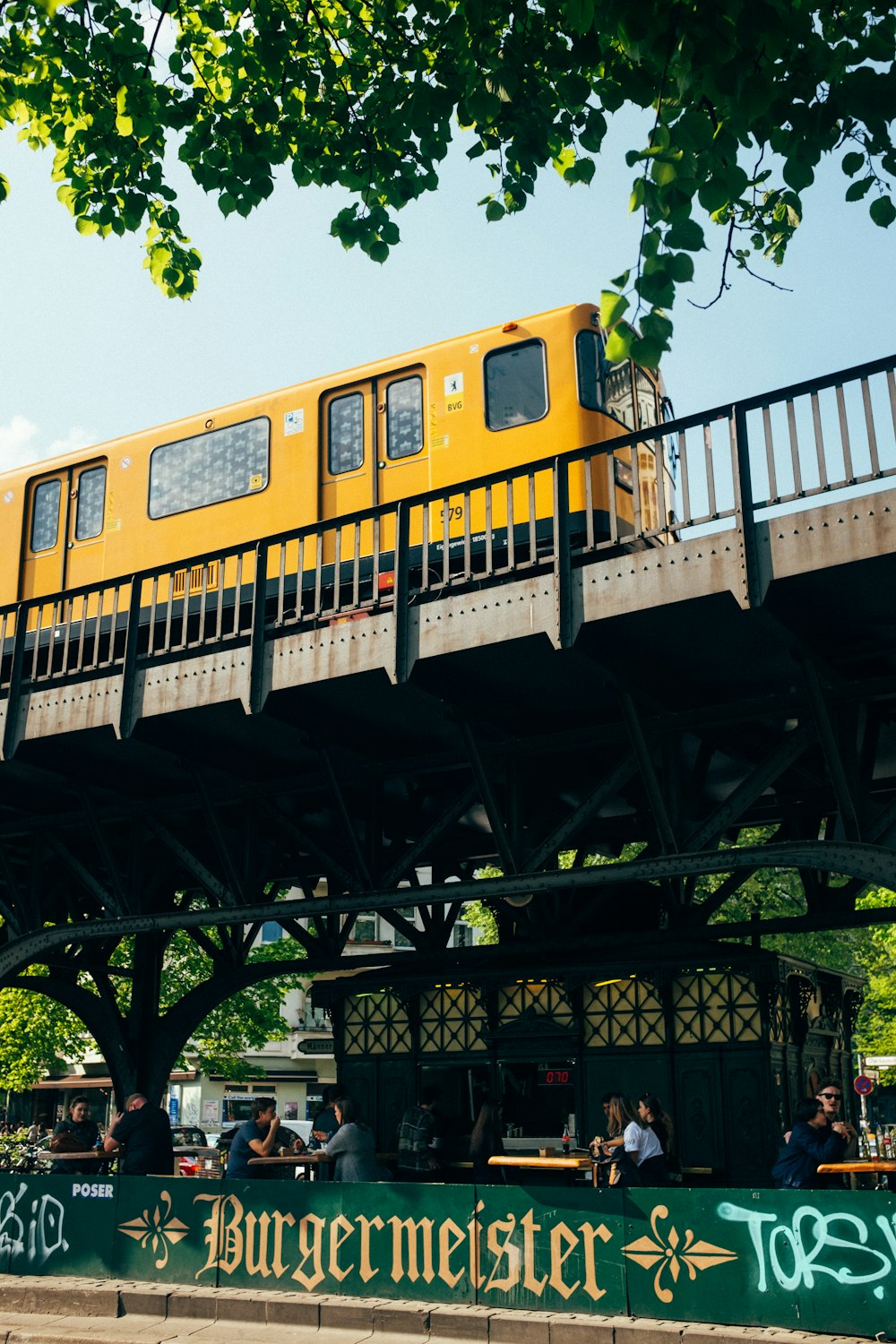黄色と黒の列車が線路を走る