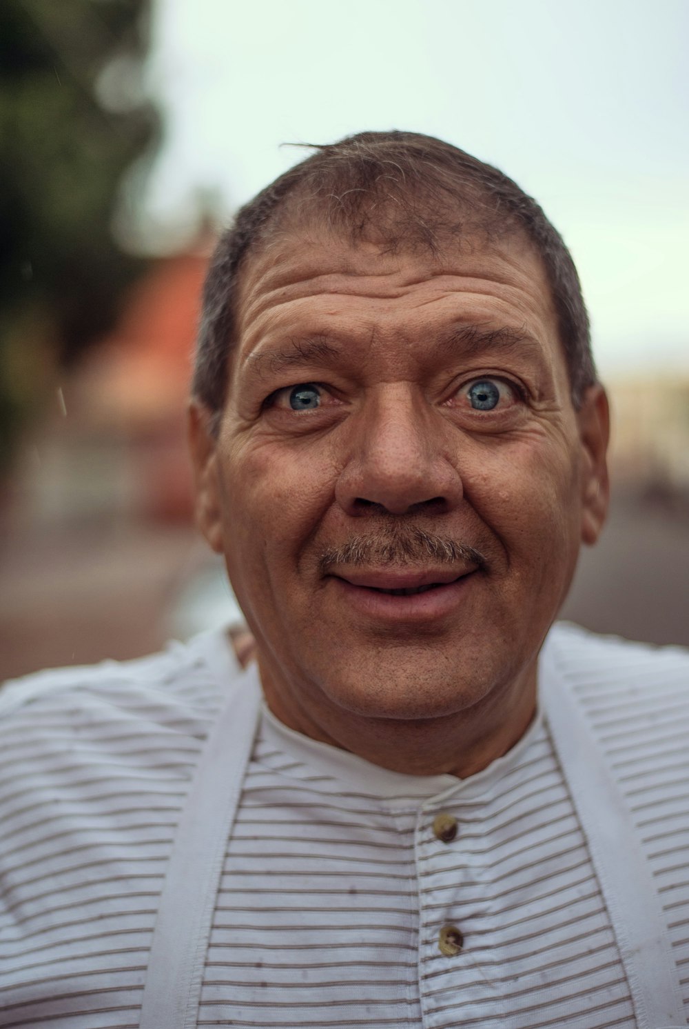 Hombre con camisa de vestir a rayas blancas y grises