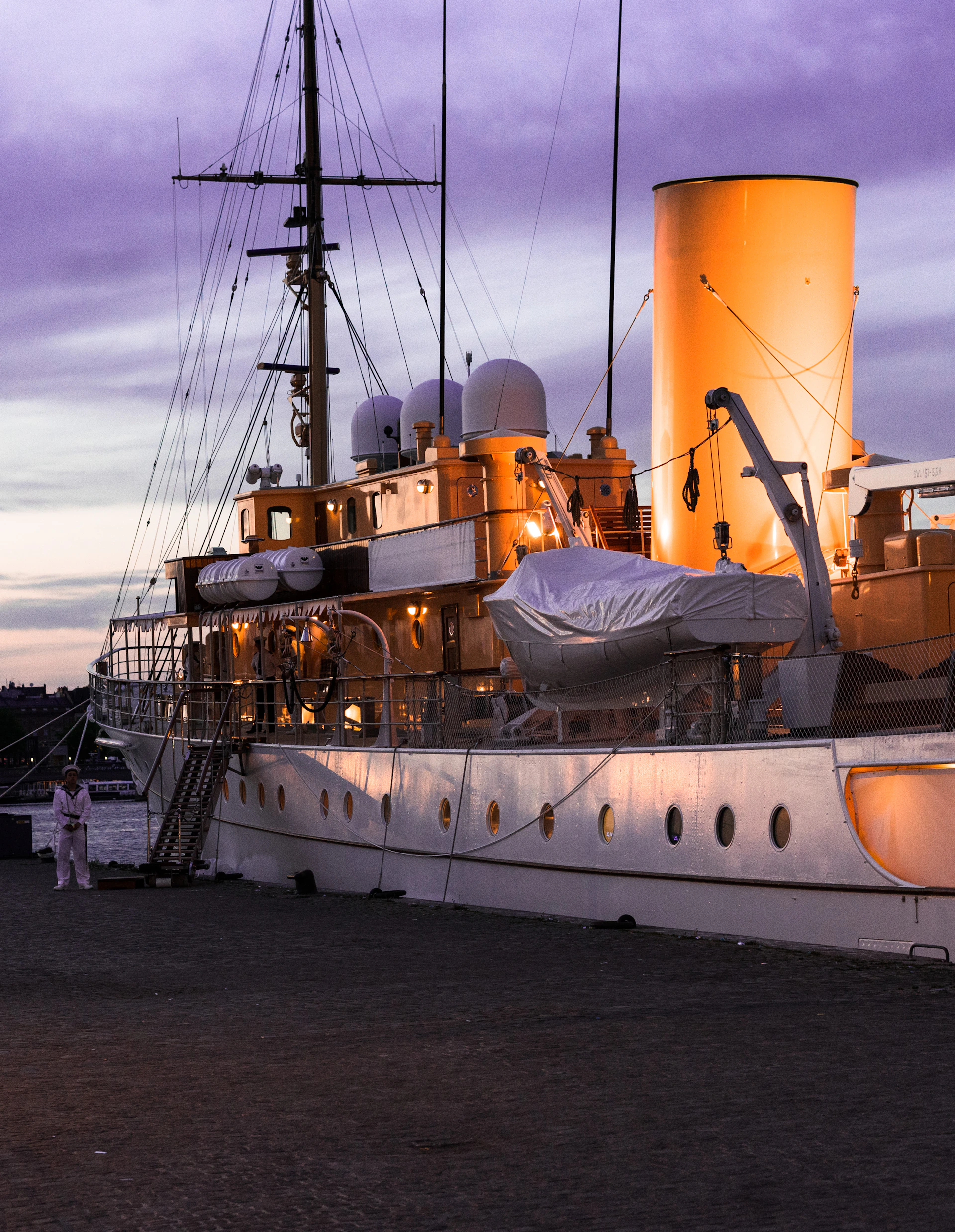 gray computer monitor