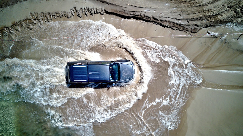 Fotografía de la vista superior de una camioneta en un charco de agua