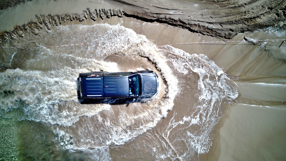 vista dall'alto fotografia di camioncino in pozzanghera d'acqua