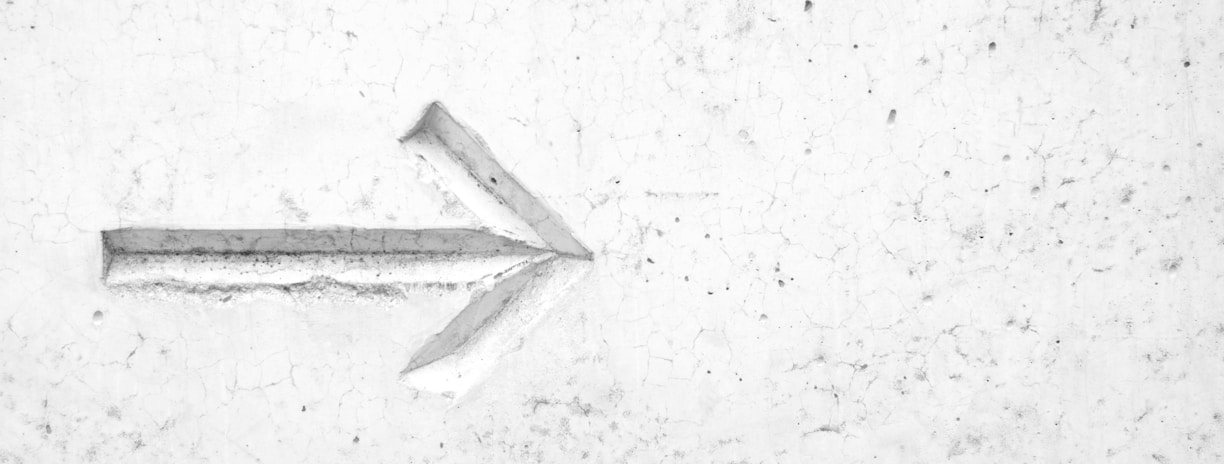 right arrow sign on wall