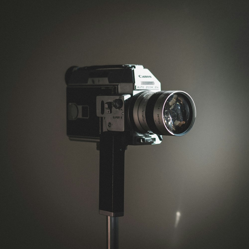 Fotografia de foco raso da câmera prateada e preta