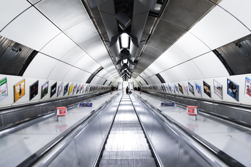 escalator in middle of black handrails