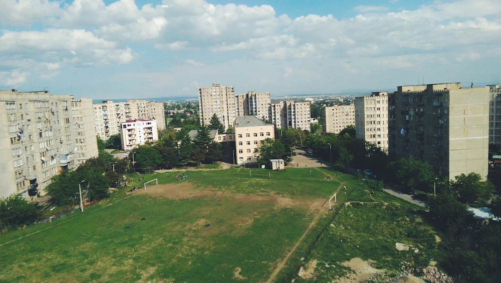 Старый Тбилиси у реки Кура — мост Метехи и Абанотубани вечером