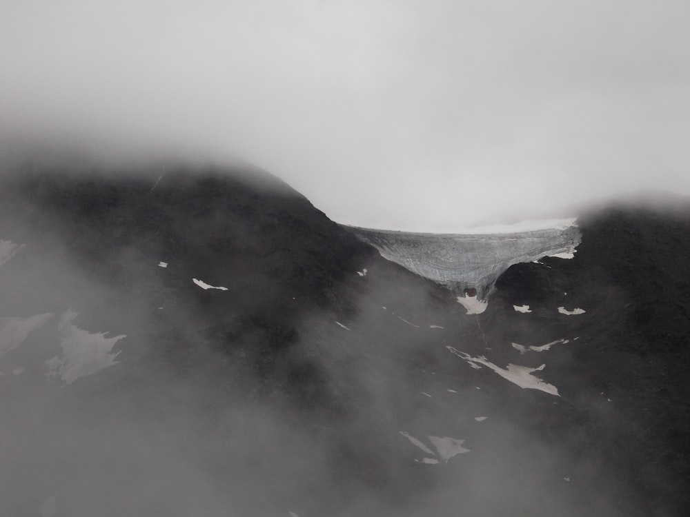 Montaña negra cubierta de humos