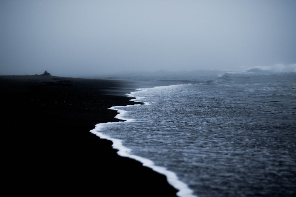 灰色の空の下の海の水