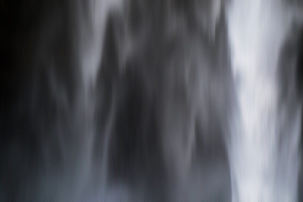 Seljalandsfossの滝の黒と白のぼやけたクローズアップショット