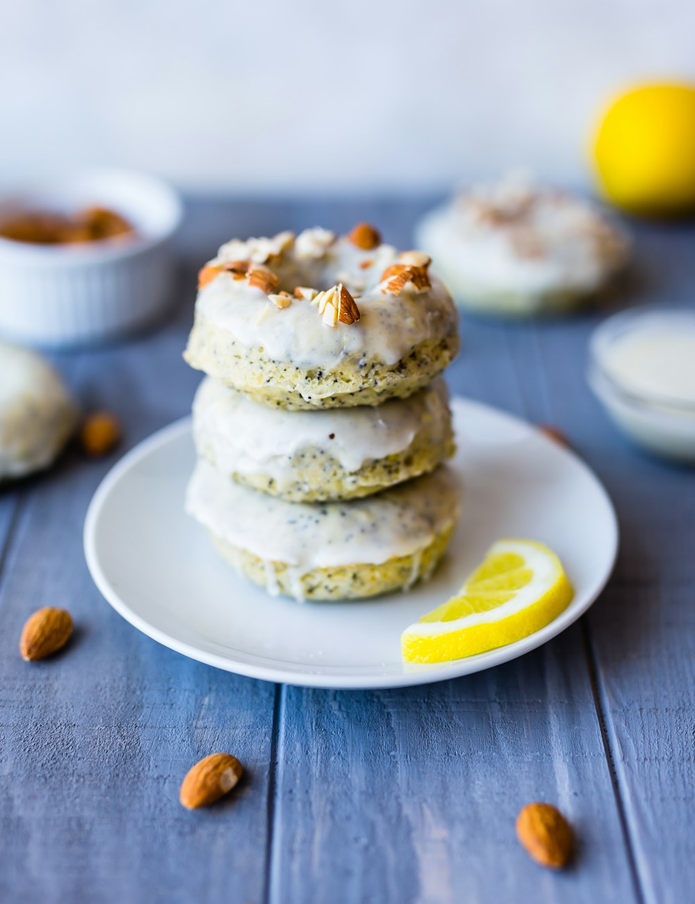 drei Krapfen mit Sahne auf weißem Keramikteller